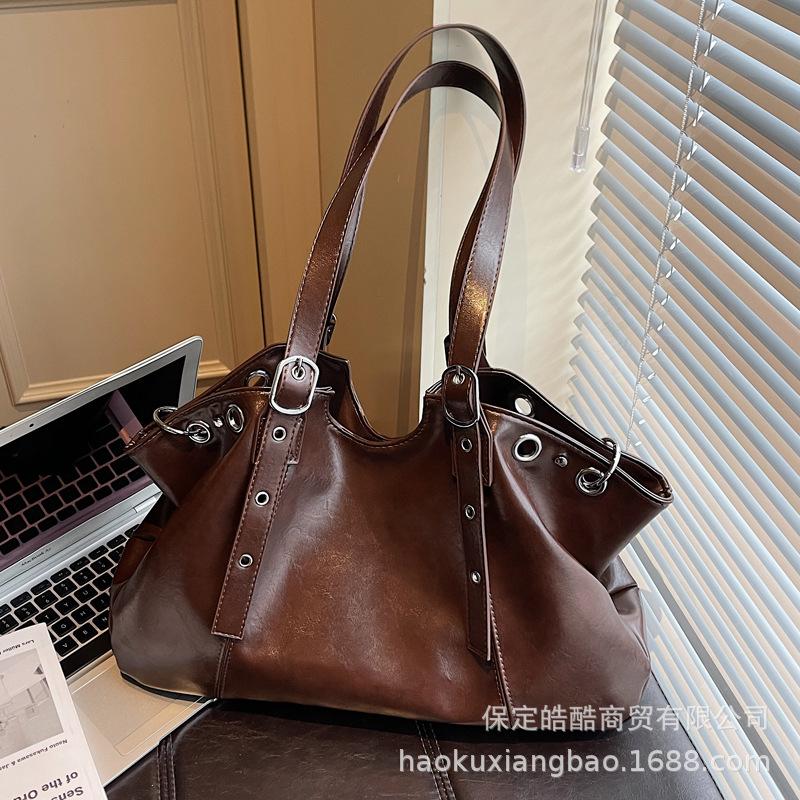 Нишевый дизайн портативная сумка-тоут женская 2025 новая трендовая сумка для通勤 большая вместимость высококлассная сумка на плечо под мышку