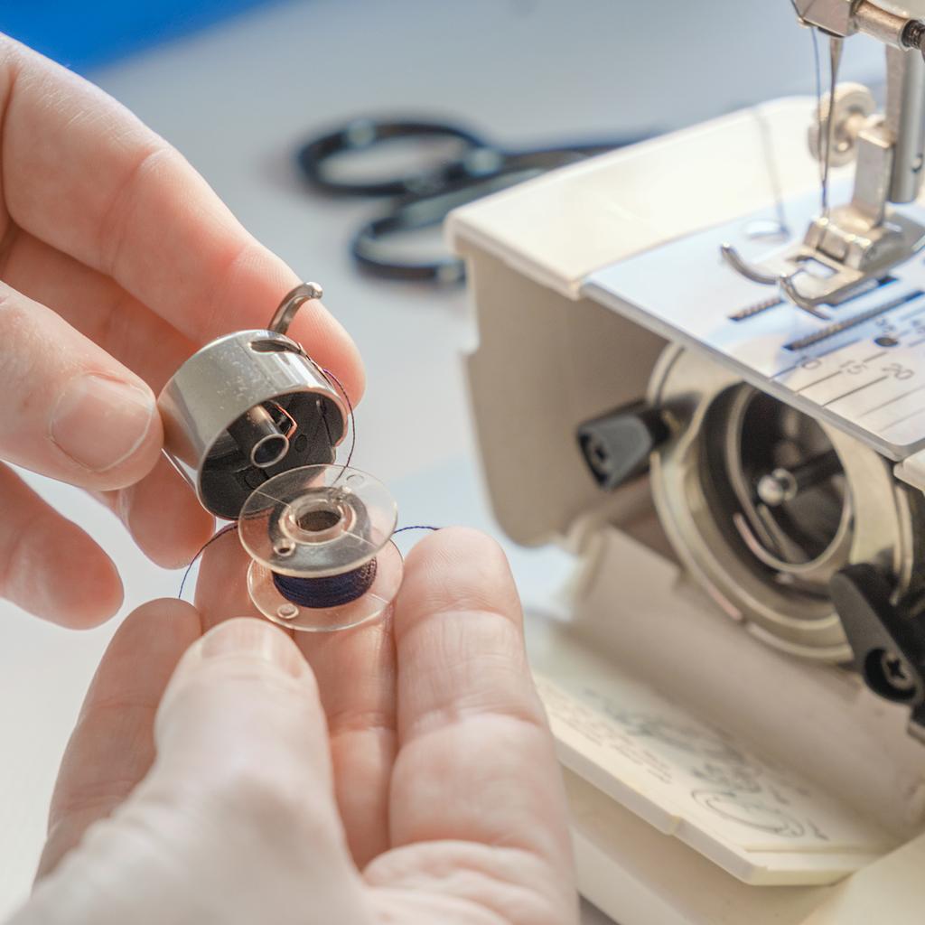 25Pcs Plastic Bobbins Sewing Machine Bobbin Embroidery Bobbins with Case Transparent Sewing Machine Bobbins Spools Clear