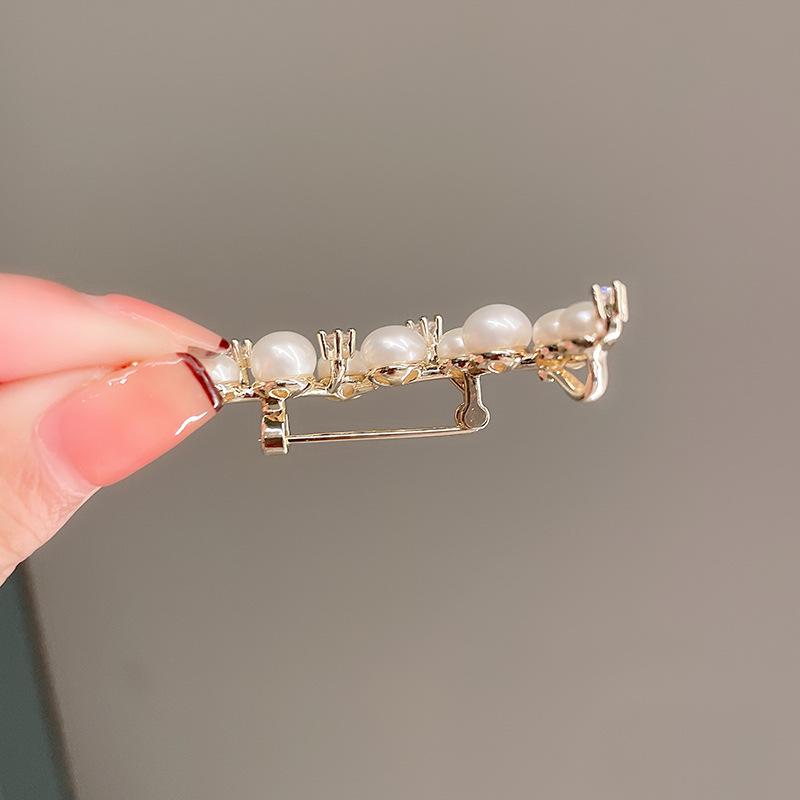 Elegant Pearl Crescent Brooch - Versatile Women's Accessory Pin