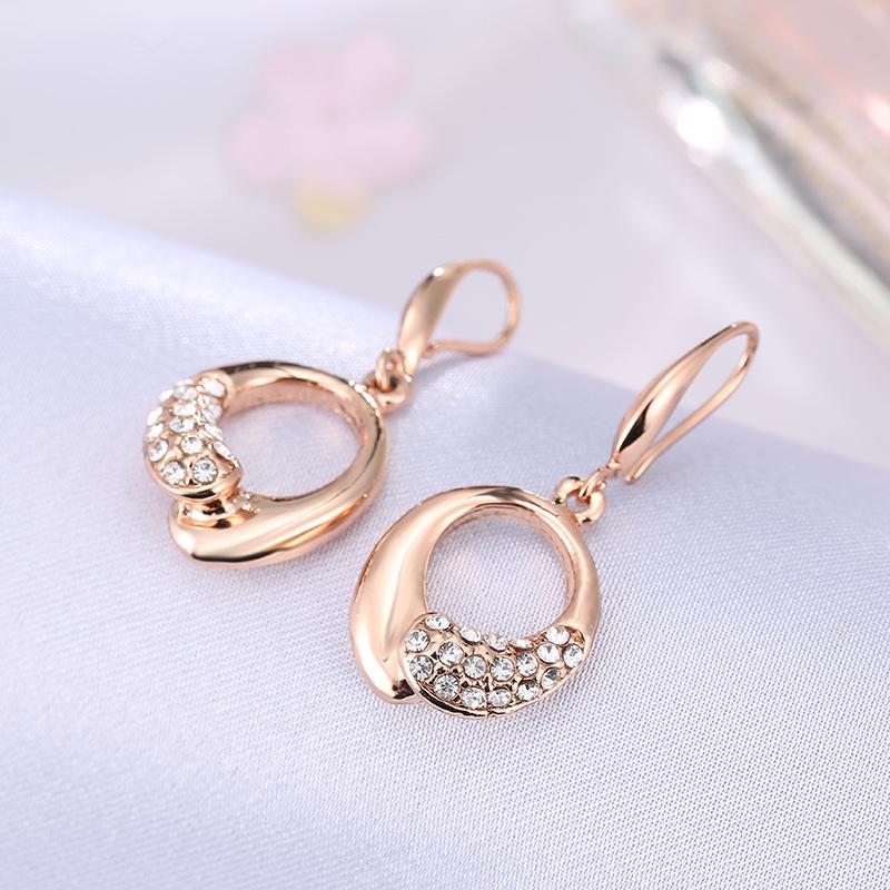 Двухцветные серьги-пусеты из розового и белого золота с круглыми бриллиантами полной огранки