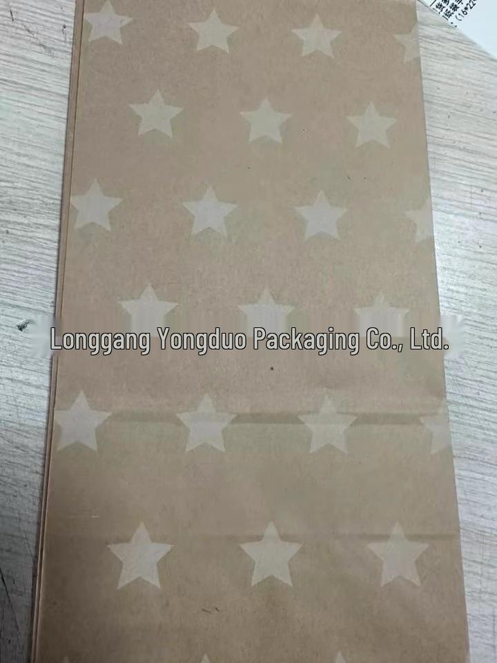 Полосатый пакет из крафт-бумаги в горошек с квадратным дном для гамбургеров, выпечки, еды на вынос и подарочной упаковки.