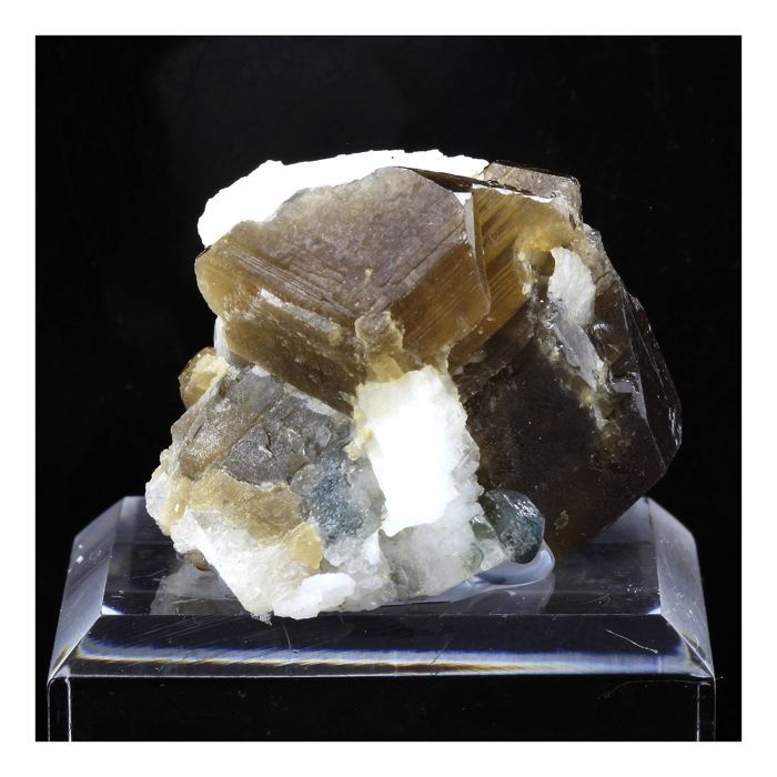 Pierres et Minéraux. Mesitite, Orthose, Apatite. 370.0 ct. Linópolis, Minas Gerais, Bresil.