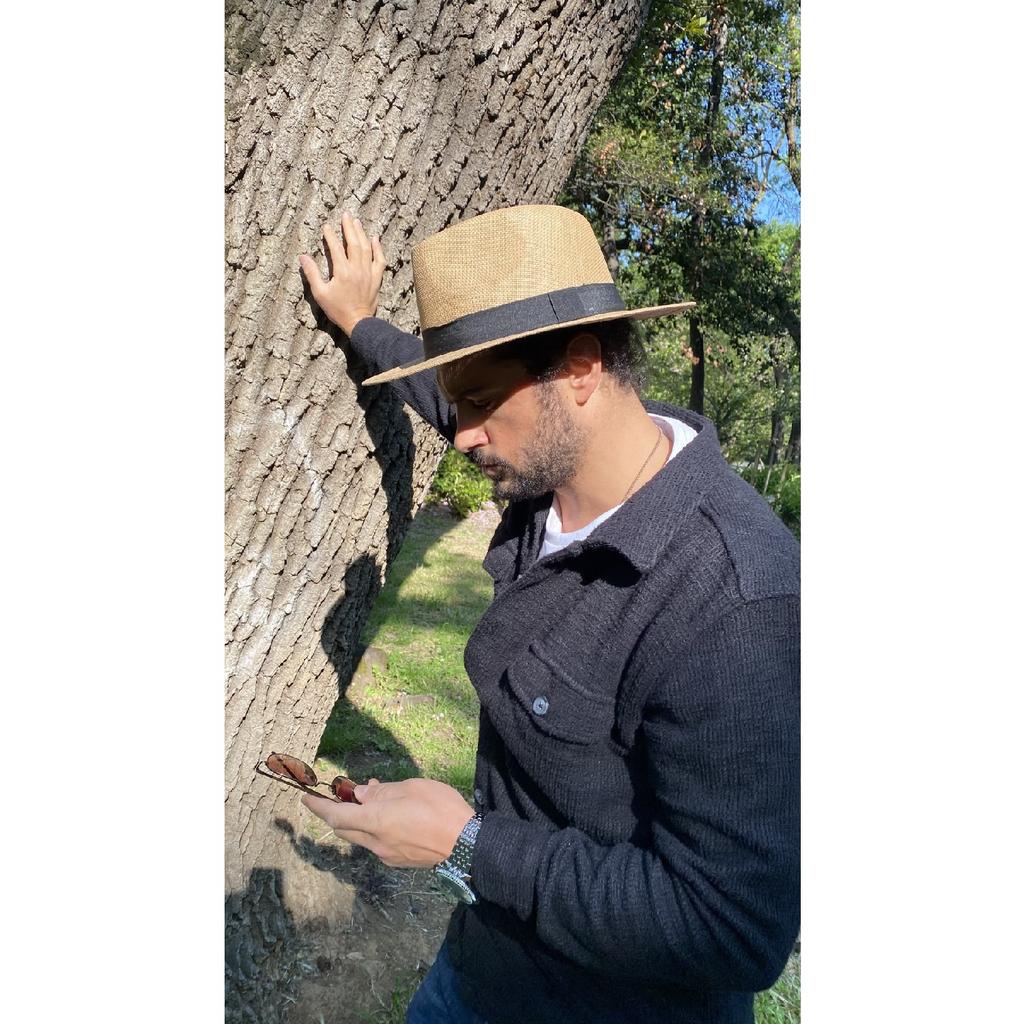 Ковбойская модель мужского пола в соломенной шляпе