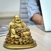 Идол Будды – Фигурка Фэн-шуй Смеющийся Будда, сидящий на монетах удачи | Золотой слиток для удачи и счастья