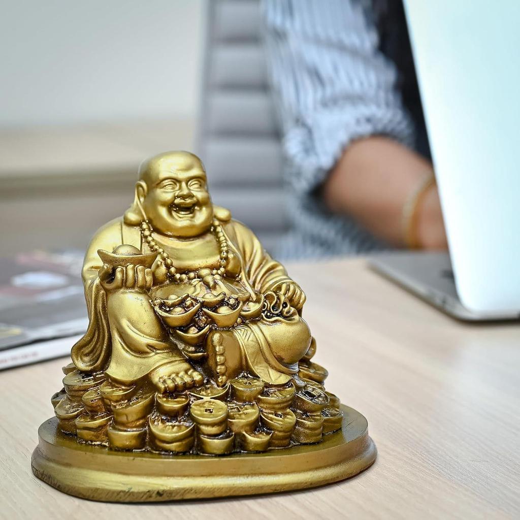 Идол Будды – Фигурка Фэн-шуй Смеющийся Будда, сидящий на монетах удачи | Золотой слиток для удачи и счастья