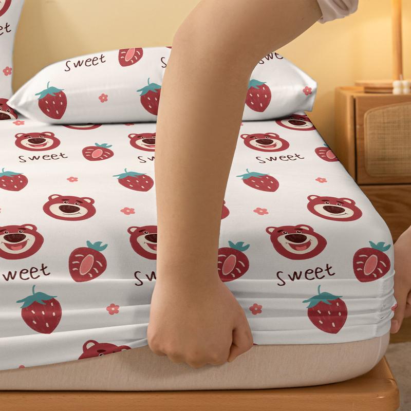 1 Мультяшный Милый Узор Клубничного Мишки Цифровая Печать Матовый Простынь на Резинке, Принт для Спальни Покрывало на Кровать, Постельное белье(Нет наволочки)