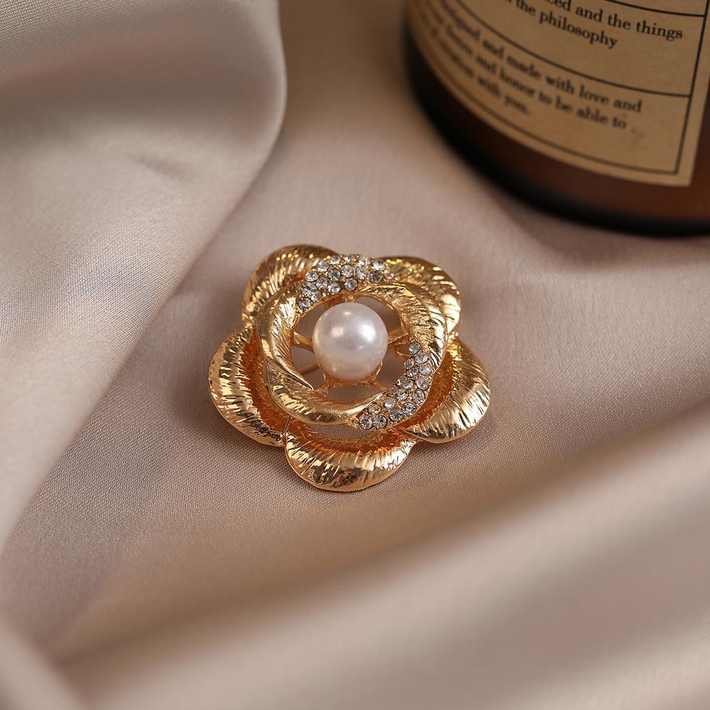 Fashionable and Elegant Golden Camellia Brooch High-end and Light Luxury Women's Suit Jacket Sweater Overcoat Pin