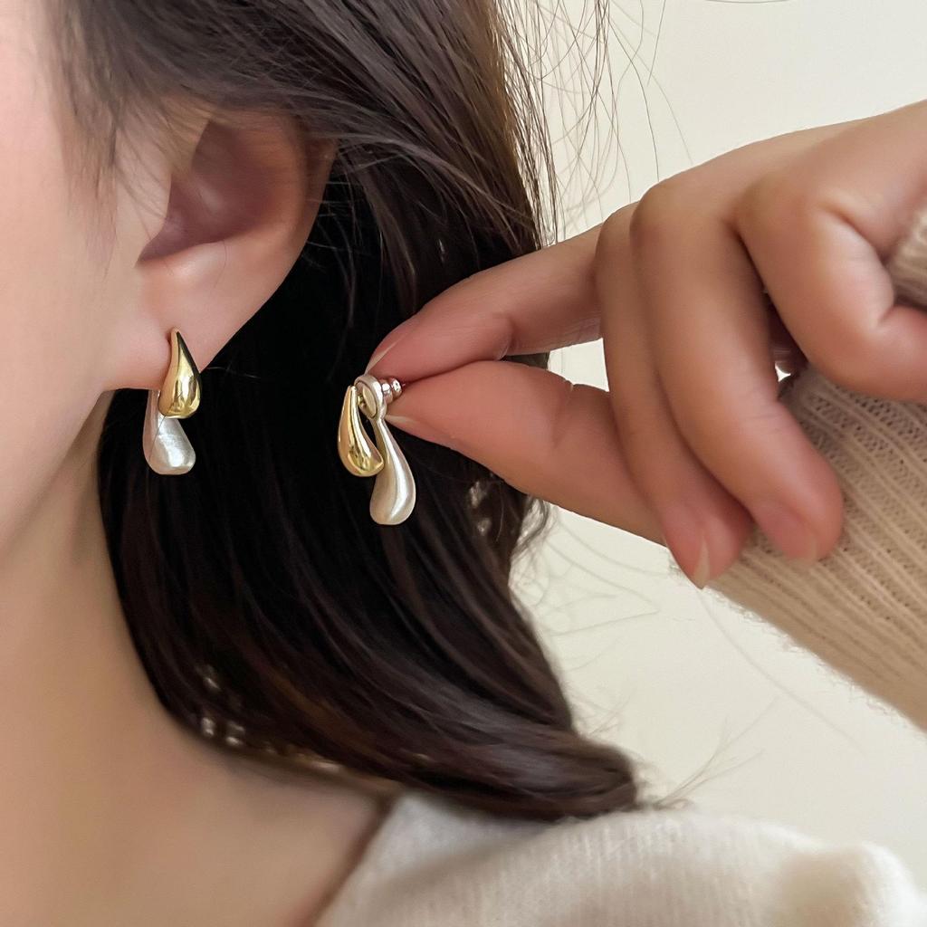 Двухцветные серьги-пусеты в форме капли: Уникальный зимний дизайн для женщин