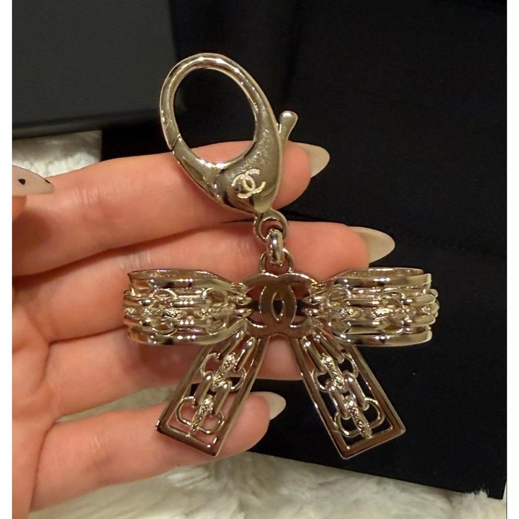 Used [New] CHANEL 25A Ribbon Keychain Charm