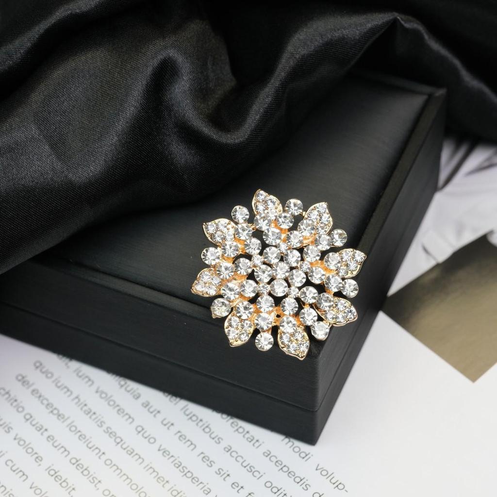 Винтажная брошь-булавка из сплава с цветком, жемчугом и бриллиантами