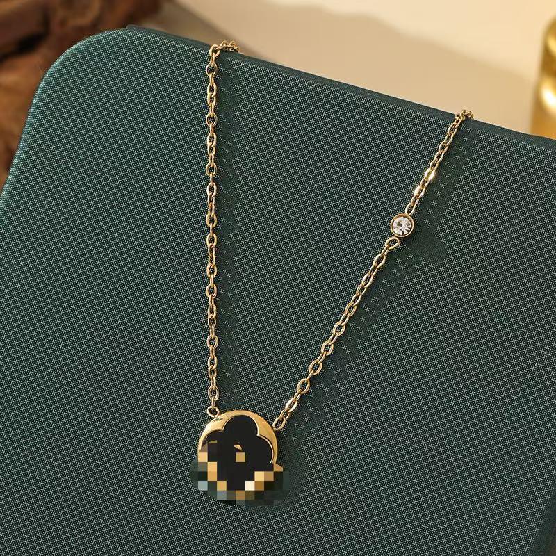 Браслет из титана с покрытием из 18-каратного золота 'Четырехлистный клевер' - Универсальный, не выцветающий, модный аксессуар класса люкс с перламутровыми акцентами