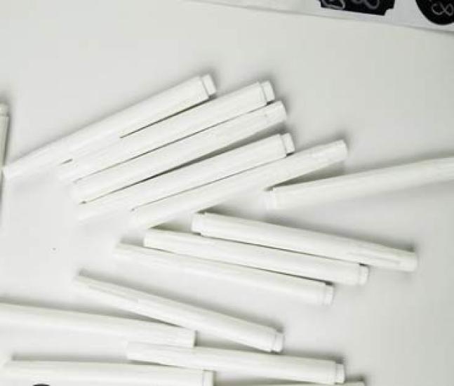 Маркеры для доски, Белые, Набор из 10 штук. Эти маркеры, мелки и жидкие мелки легко стираются. Идеально для учителей, школ и