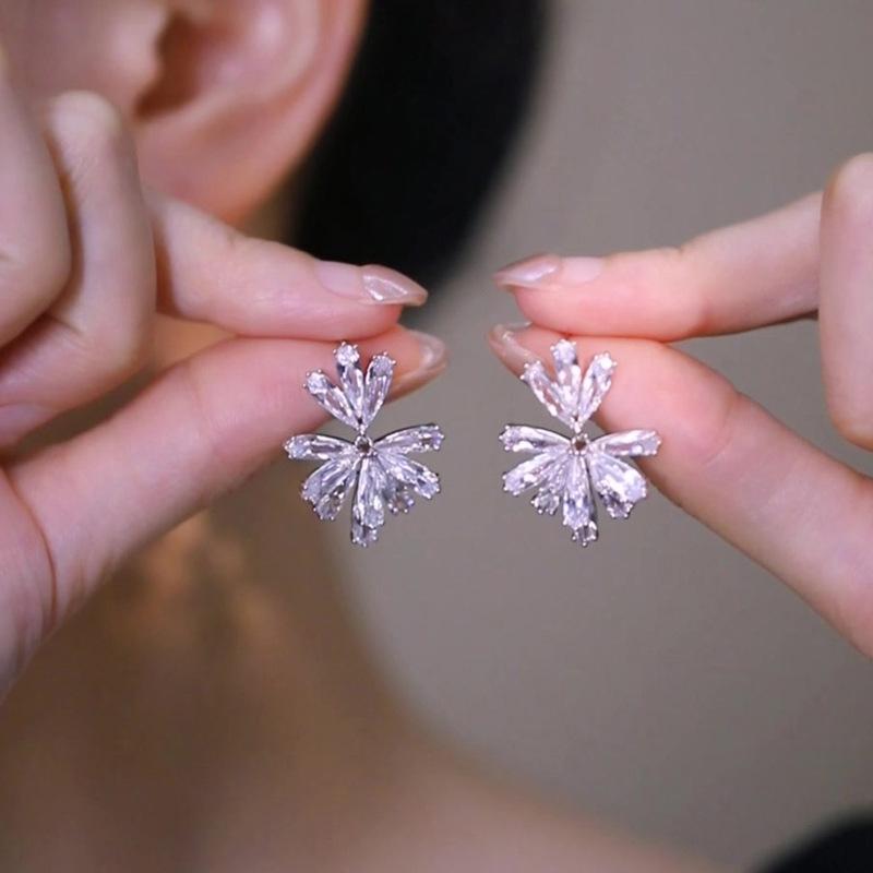 Silver needle zircon flower earrings, new popular fashionable exquisite earrings, light luxury high-end earrings for women