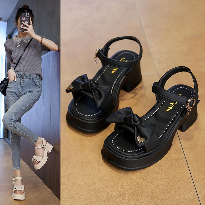 Модные сандалии на толстой подошве в сказочном стиле для женщин, для ношения летом 2024 года, новые толстые каблуки с модной пляжной обувью, высокие каблуки