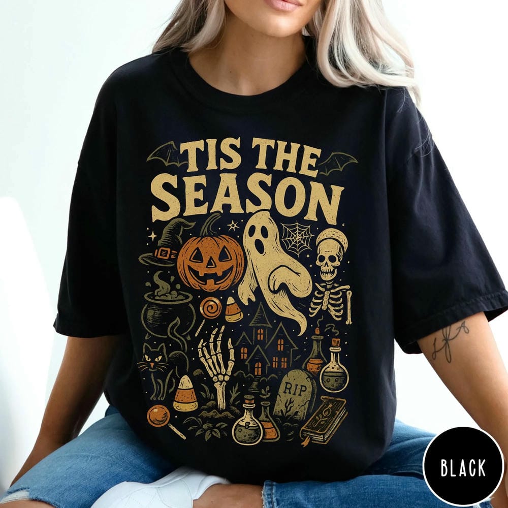 Женская ретро футболка Хэллоуин 'Tis The Season' с скелетом, тыквой, призраком. Винтажный Хэллоуин. Комфортный топ Y2K. Повседневный модный уличный стиль.