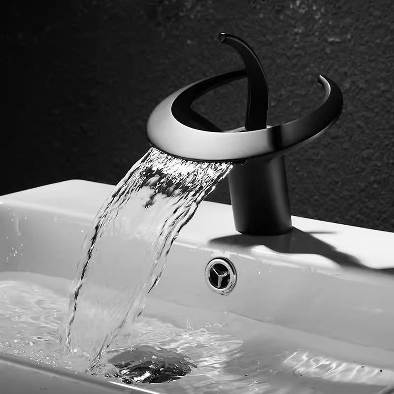 Tuqiu New Brush Gold Ванная комната Водопад Смеситель для раковины Смеситель для раковины Горячая и холодная вода Дизайн маховика Серый кран для туалета Водопроводный кран