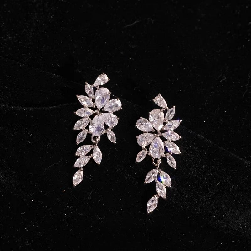 1A pair of luxurious floral earrings in bohemian style, suitable as a gift for a girlfriend