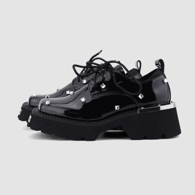 Женские туфли на толстой подошве и толстом каблуке из маленькой кожи со стразами, новинка начала весны 2025 года, кожаные туфли в британском стиле с металлической отделкой, черные туфли на шнуровке