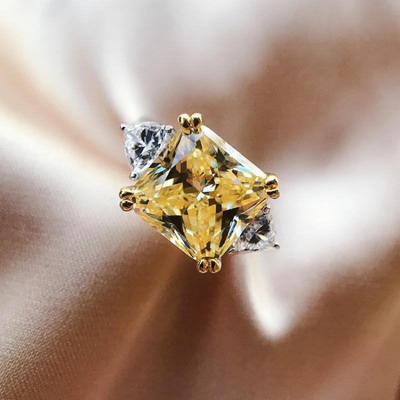 Благородное женское бриллиантовое кольцо S925 Silver High Carbon Diamond 5 Carat Square Poodle Yellow Powder Diamond Ring Impact Ring для женщин