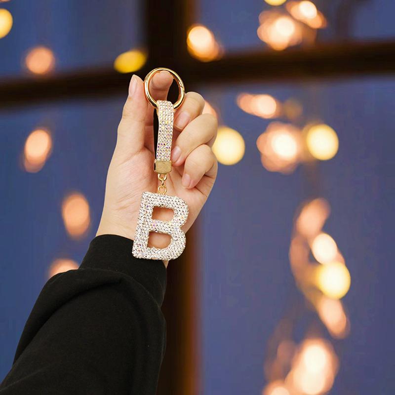 1 шт. Брелоки Идеальный подарок Дизайн с буквой Блестящий брелок Аксессуар Дизайн с полными стразами Подвеска на удачу 26 букв алфавита