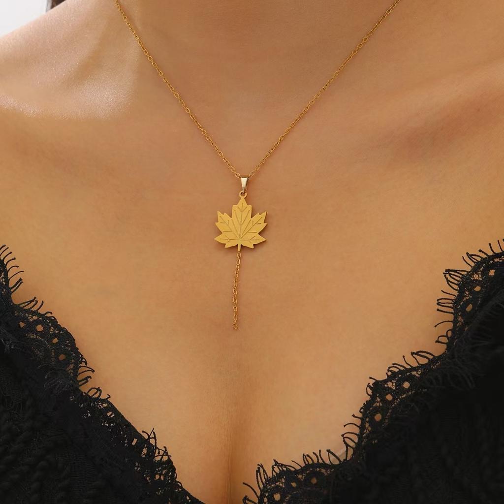 High Quality Ins Stainless Steel Personalized Versatile 18k Chain Fringed Maple Leaf Set Light Luxury Design High-end Pendant