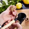 Деревянная ручка Прочный орехокол Ручной пружинный дизайн Открывалка для грецких орехов Экономичный Нескользящий Зажим для грецких орехов Гостиная