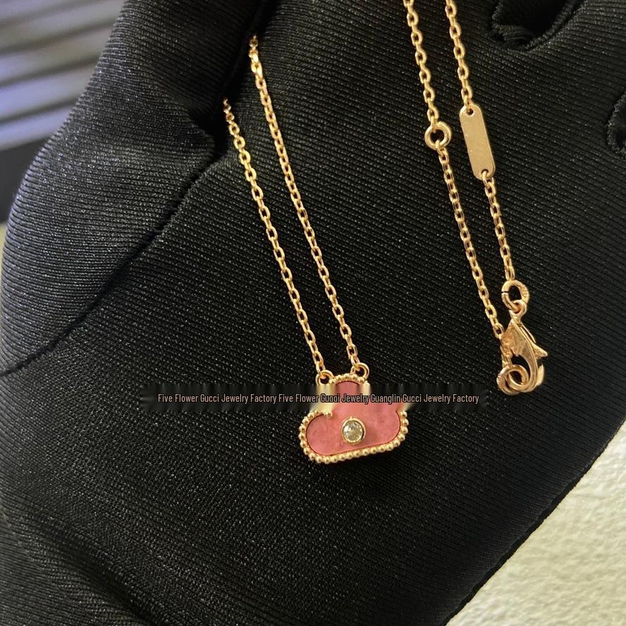 Ожерелье «Четырехлистный клевер» Van Cleef: Золотой кулон с дизайном в виде пяти цветков, с белым перламутром, красным агатом и бриллиантом для женщин.