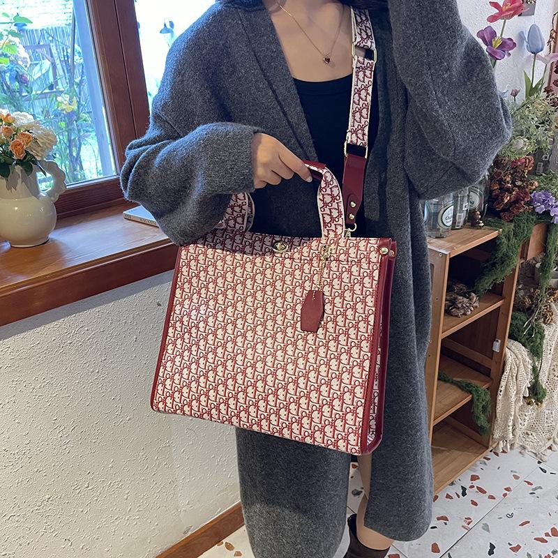 2025 Autumn and Winter New Fashion Trend Large Capacity Tote Bag Shoulder Bag Versatile Retro Exquisite