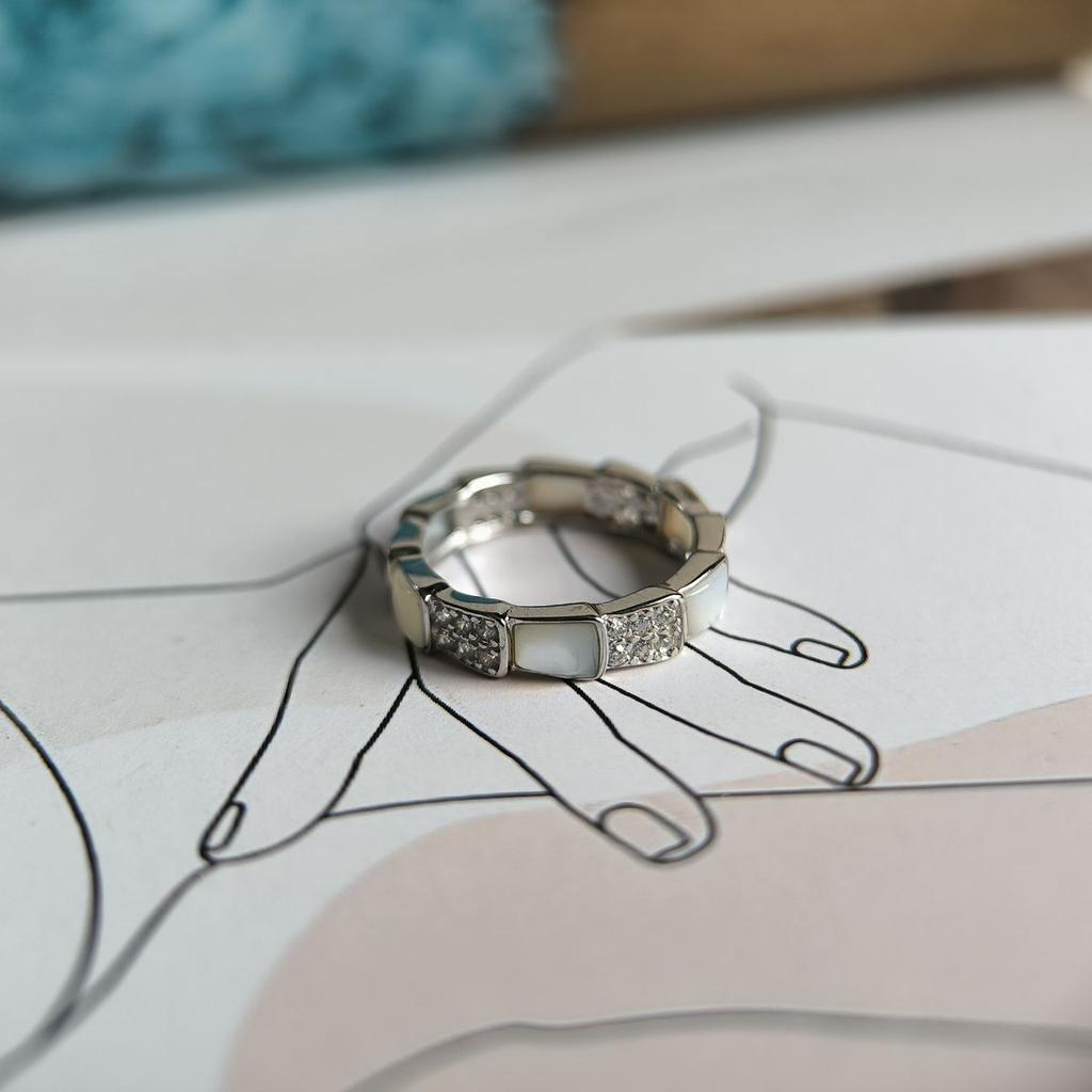 Серебряное кольцо с натуральным перламутром, вес изделия 2,94 гр (2186168)