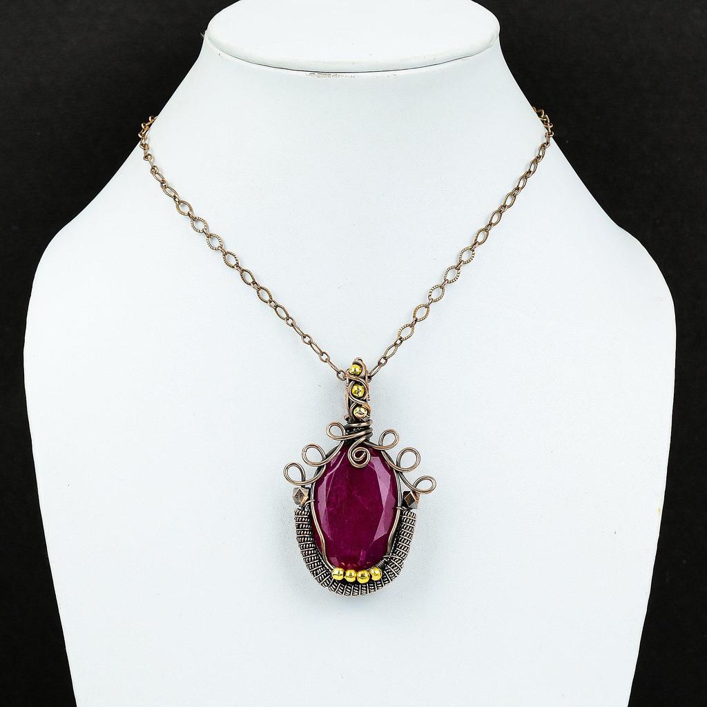 Созданный в лаборатории рубиновый драгоценный камень из чистой медной проволоки, обернутый ювелирными изделиями ручной работы