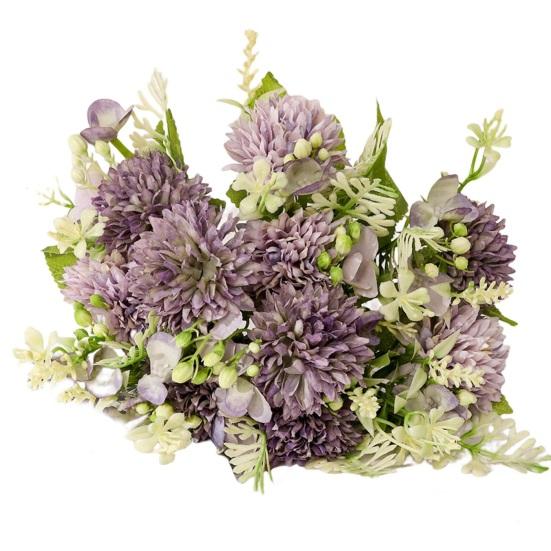 Шикарный букет искусственных цветов, не увядший, полный жизненной силы, создающий атмосферу