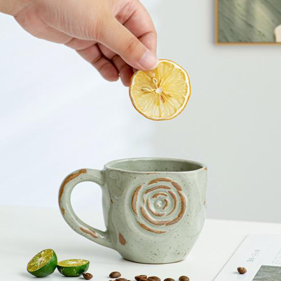 Керамическая кофейная чашка ручной работы с тисненым узором «роза и бамбуковый лист», кружка 290 мл, деревенская текстурированная кружка, подходит для микроволновой печи, штабелируемая, подарок для любителей кофе
