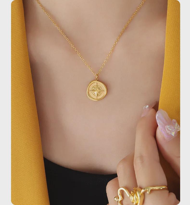 Ожерелье с подвеской в виде компаса в европейском и американском стиле, цепочка на ключицу из титановой стали с покрытием из 18-каратного золота.