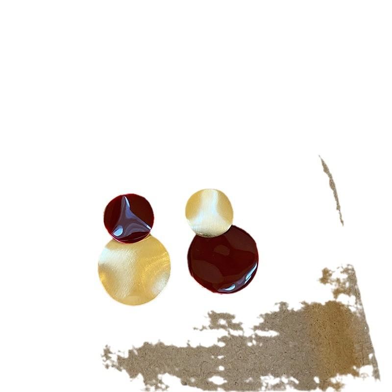 Геометрические матовые серьги-гвоздики с металлическим диском в форме капли масла, женские серьги-гвоздики с нишевым дизайном, нежный темперамент, уникальные универсальные серьги