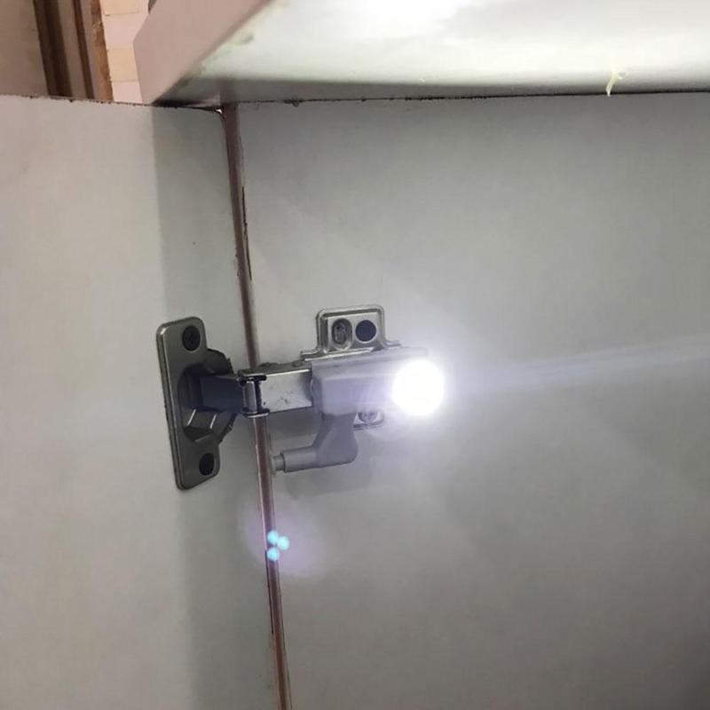 Петли с лампочками для шкафа