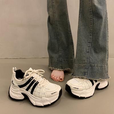 Бордовый ретро-ботинки с изображением ног на маленькой платформе для папы, женская обувь 2025 года, новая осенняя легкая обувь для увеличения роста, повседневная спортивная обувь