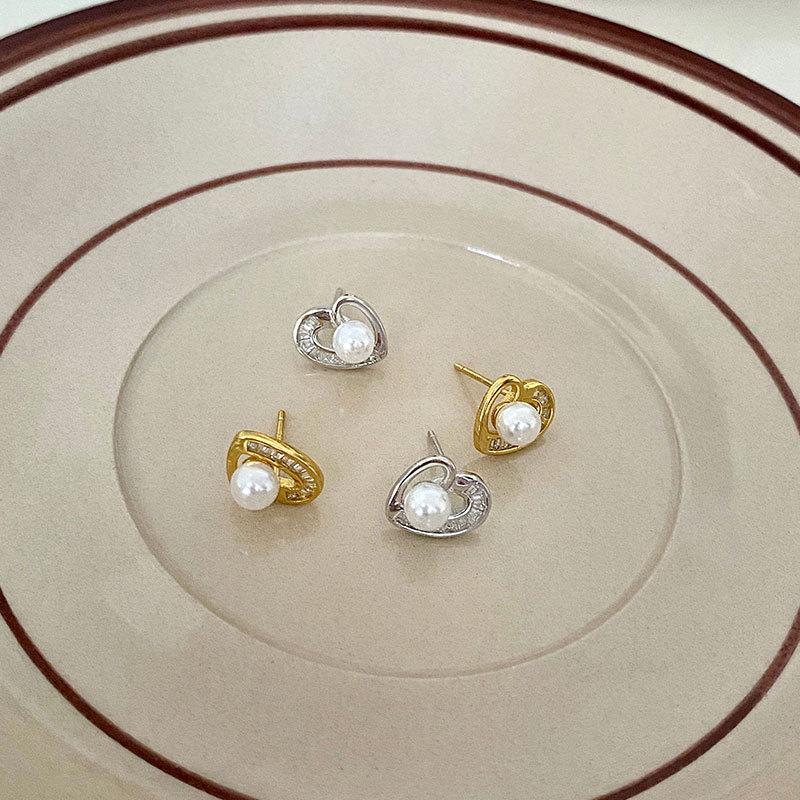 Серьги Pearl Love французские ретро легкие роскошные маленькие в форме сердца для поездок на работу