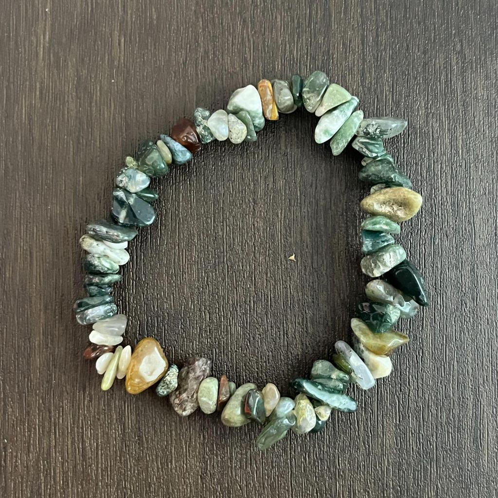 Браслет из разноцветных кристаллов с цитрином, тигровым глазом, лазуритом, аметистом и зеленым авантюрином на эластичном шнуре