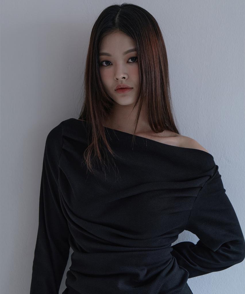5OML Off-Shoulder Drape Long Sleeve Black