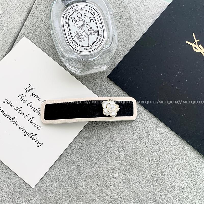 Elegant Black & White Camellia Hairpin - Classic French Style, Luxurious Bangs Clip, All-Match Hair Accessory for Women.