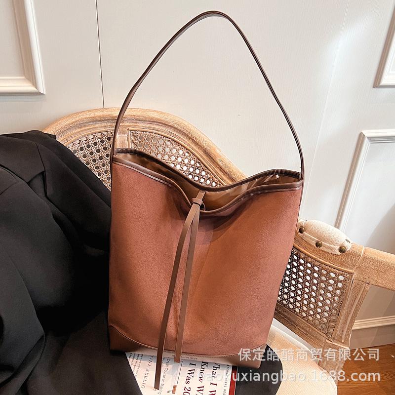 Популярная в этом году женская сумка большой вместимости 2025 новая модная универсальная на плечо, кроссбоди, сумка-ведро, сумка-тоут под мышкой