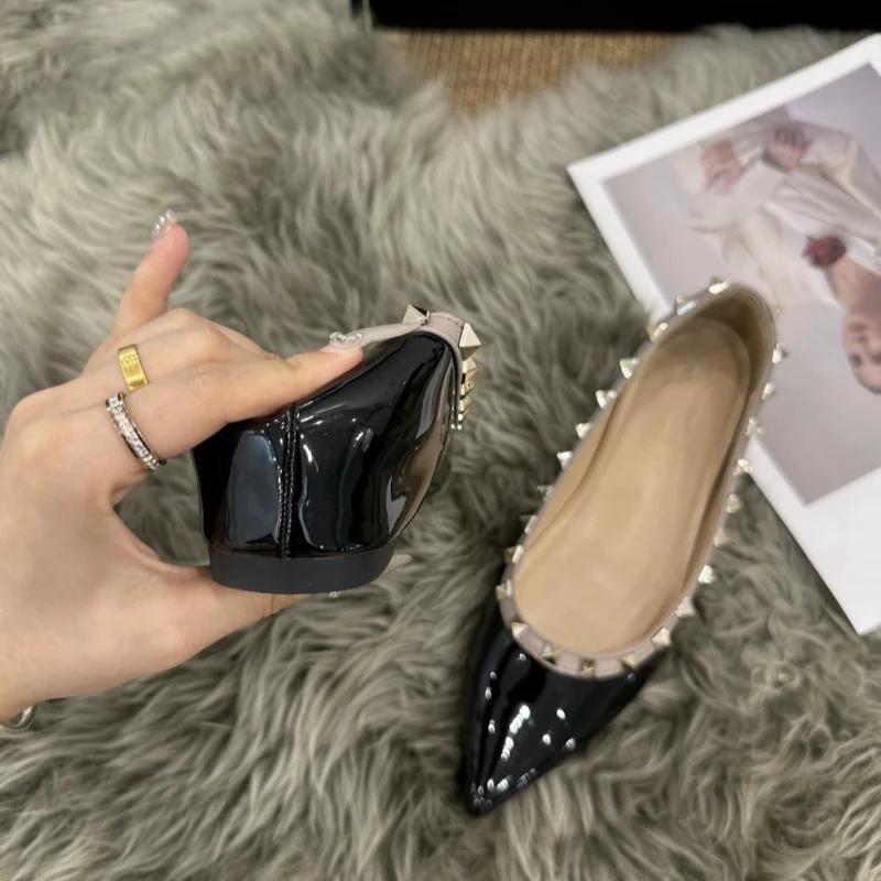 Мода 2024 Новые женские зимние балетки из флока с шипами, остроносые, черные туфли для широкой стопы. Поступления. Мода. Американский стиль. Слипоны.