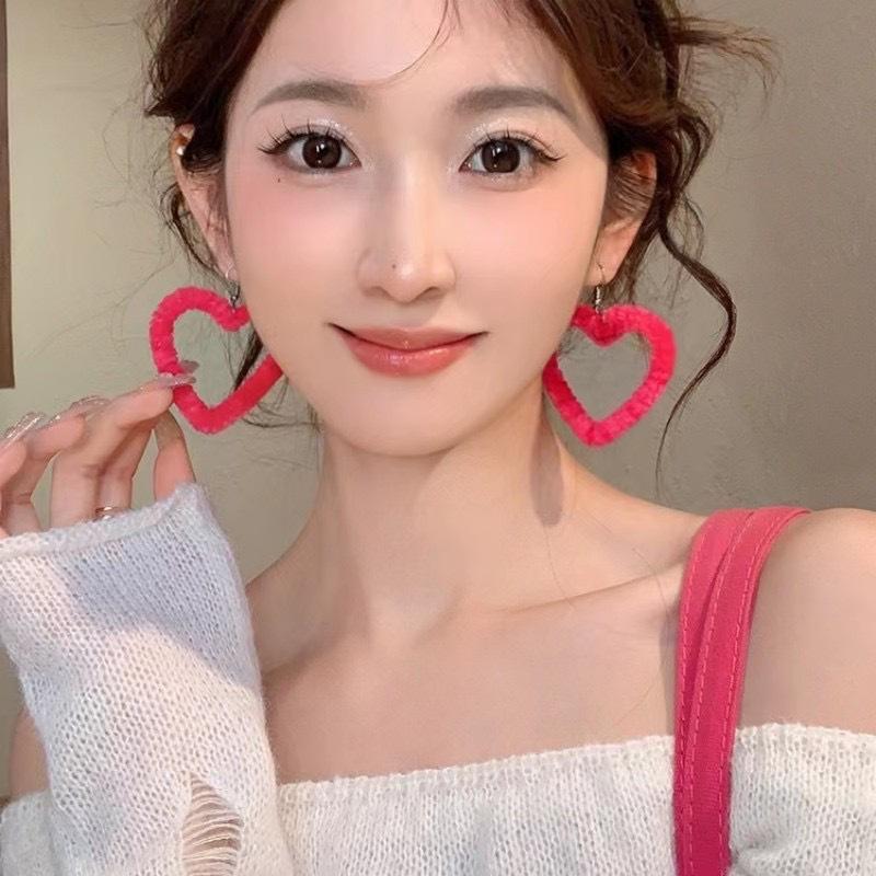 Милые серьги-гвоздики розового цвета в стиле Барби, подчеркивающие лицо, тонкую и большую любовь, плюшевые розово-красные упругие серьги-клипсы