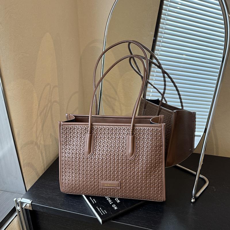 Retro woven bag women's large capacity 2025 new autumn and winter casual shoulder underarm bag popular commuter tote bag
