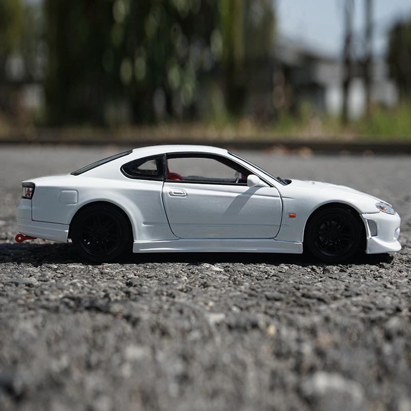 Welly 1/24 Nissan Silvia S15 Модель спортивного автомобиля из сплава Литой металл Модель гоночного автомобиля Высокая симуляция Коллекция Детская игрушка Подарок