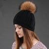 Женская зимняя теплая шерстяная шапка из меха енота с шариками для защиты ушей, однотонная универсальная двухслойная шапка-пуловер