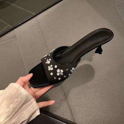 Су Иньинь носит те же новые летние туфли-лодочки с квадратным носком, лепестками, стразами и атласной отделкой, женские шлепанцы для улицы на лето 2025 года