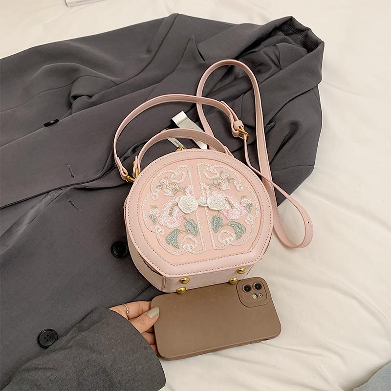 Красиво вышитая сумка-клатч на одно плечо подчеркнет ваш темперамент и стиль.