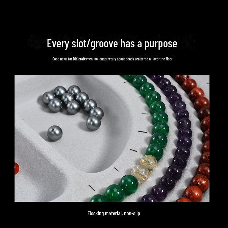 Ассортимент флокированных ювелирных изделий, витрин и дизайнерских лотков для браслетов и ожерелий своими руками