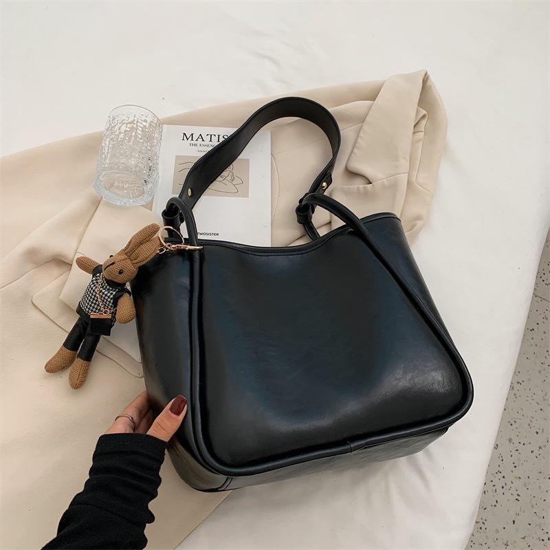 Портативная женская сумка большой вместимости 2025 осень и зима новая ins сумка-тоут ручная ретро нишевая сумка под мышку сумка на плечо